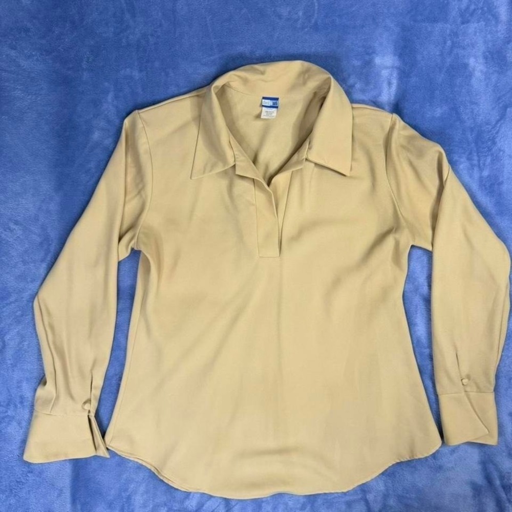 Tan‎ vintage blouse with a collar and long sleeves. Women Size: XL blouse